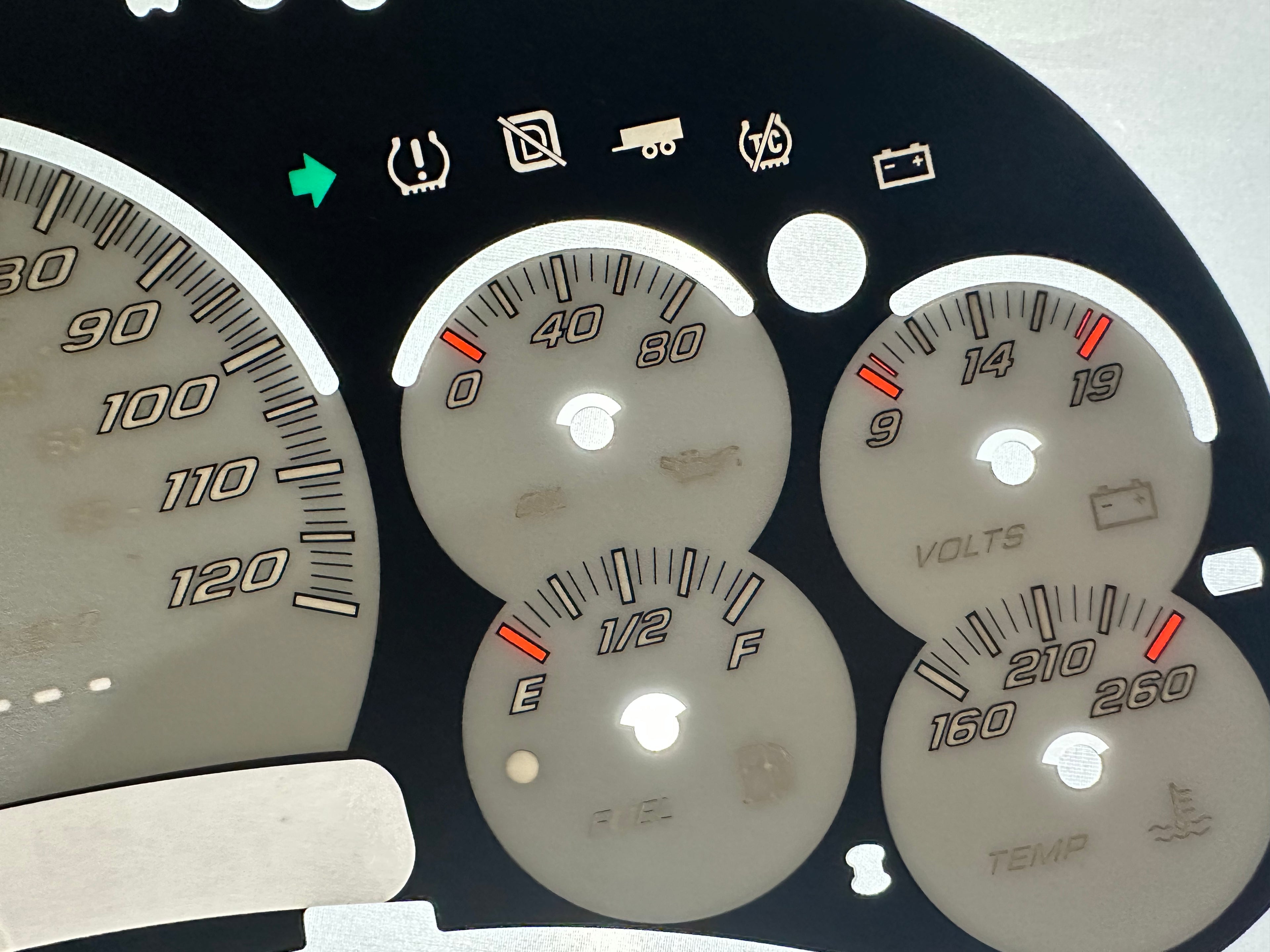 Close up of 2006-2007 Silverado Sierra White gauge face 